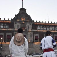 Se manifiestan jubilados de la CNTE y normalistas en Palacio Nacional