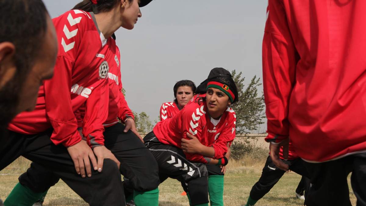 Mujeres afganas que practican futbol
