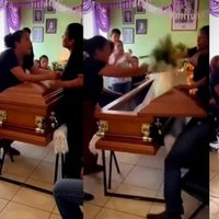 Dos mujeres se enfrentan a golpes durante velorio tras descubrir relación con el difunto (VIDEO)