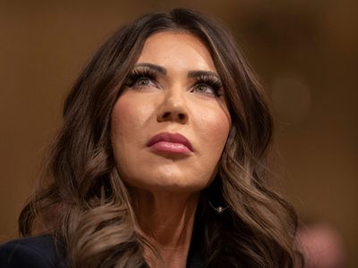 Kristi Noem acusa de “terrorismo doméstico” a la mujer asesinada por agente de ICE