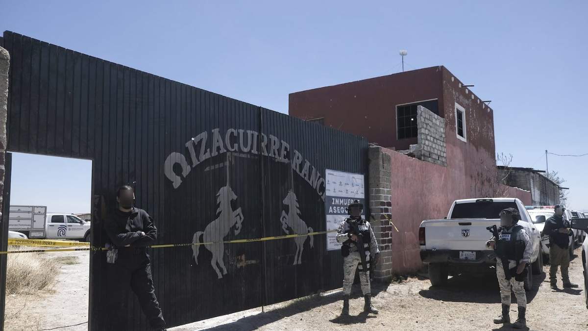 La policía monta guardia frente a la entrada del Rancho Izaguirre