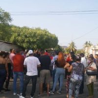 Bloquean sede de la CFE en Apatzingán para evitar cortes por falta de pago