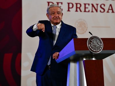 “Aquí me van a jeringar”: AMLO anuncia que la próxima semana se vacunará contra influenza y covid-19