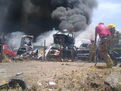 Incendio destruye 100 vehículos en un deshuesadero de Jalisco