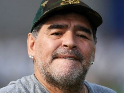 ¡Moda retro! El día que Maradona se puso una mini sunga y revolucionó los años 90