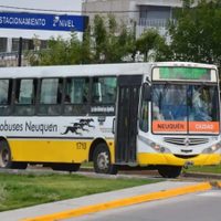 Un colectivo de Autobuses Neuquén se hundió en el pavimento