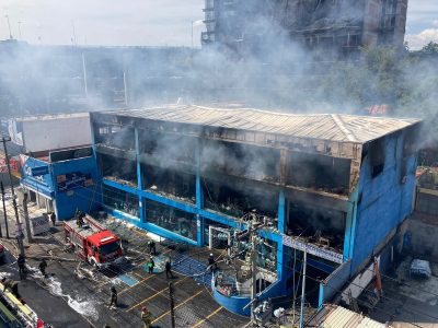 Incendio consume Galerías El Triunfo; 100 personas fueron evacuadas (Videos)
