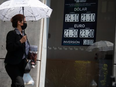Peso se depreció ligeramente por pronósticos económicos de la OCDE