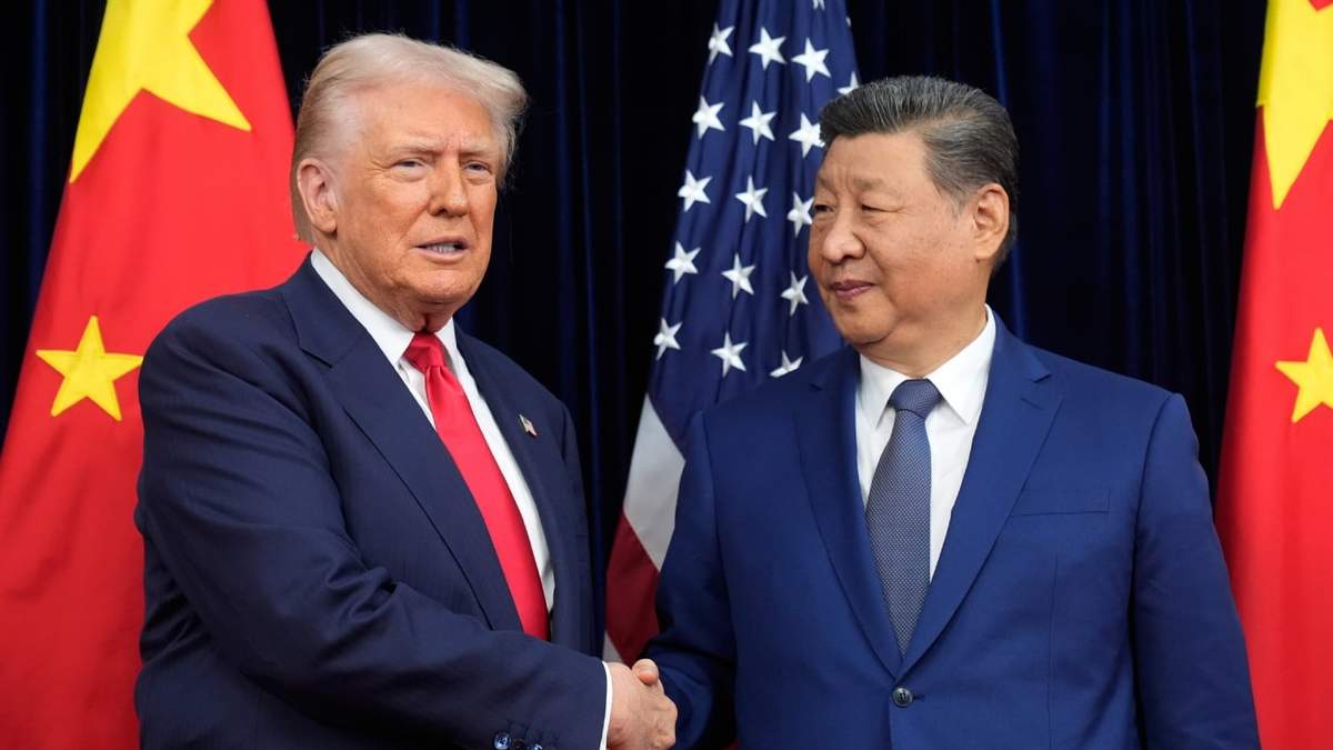El presidente estadounidense Donald Trump (izq) con el presidente chino Xi Jinping en el Aeropuerto Internacional Gimhae en Busan, Corea del Sur, el 30 de octubre del 2025