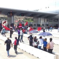 Padres de los 43 y maestros dan paso libre en la caseta México-Cuernavaca