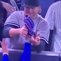 Vetan a fans que agredieron a Mookie Betts para el juego 5 de la Serie Mundial