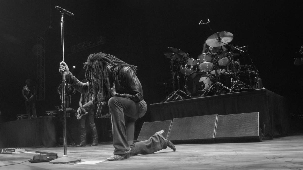 Lenny Kravitz, desbordante energía en el Palacio de los Deportes ante 18 mil fans