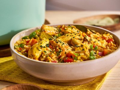 Con los mismos ingredientes, dos formas de hacer arroz con pollo que salen totalmente distintas: mirá por qué