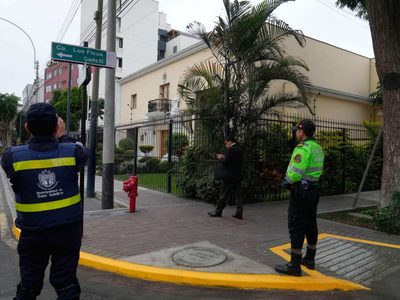 Perú refuerza vigilancia a embajada de México que asila a exministra condenada por conspiración