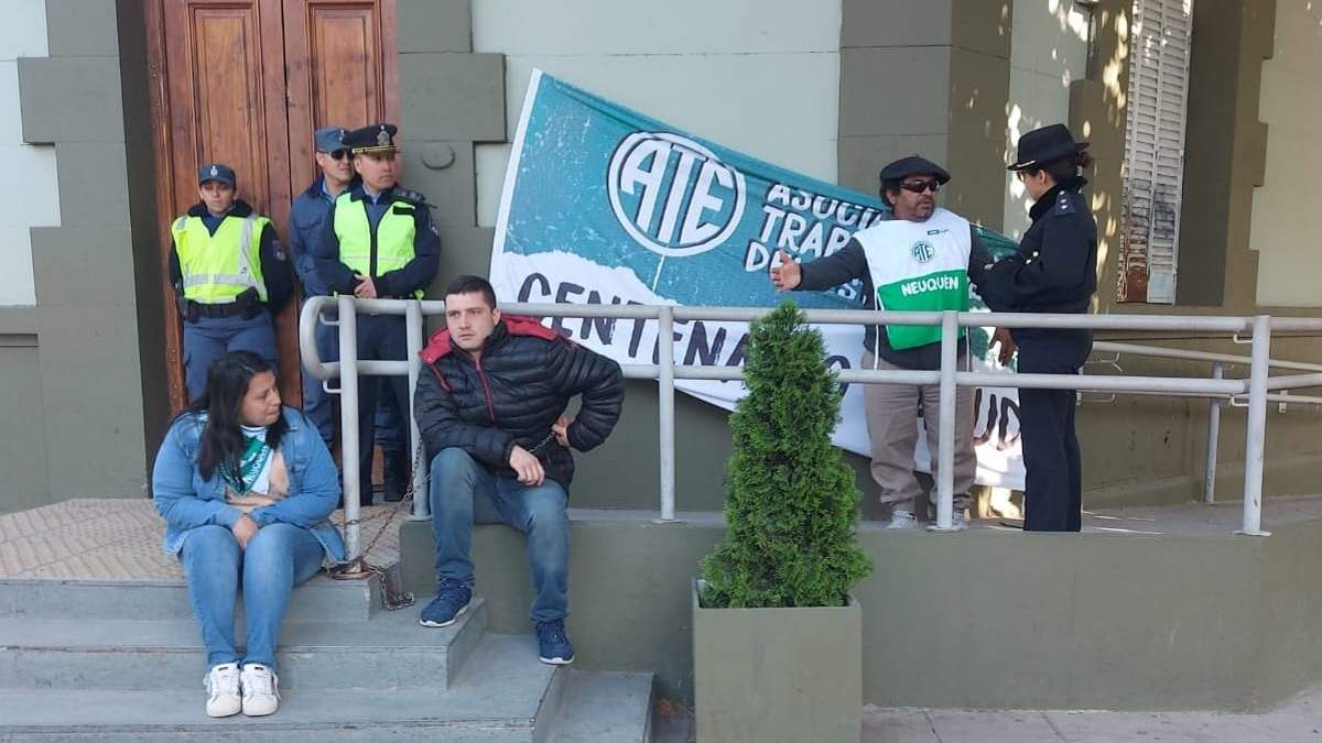 Trabajadores de ATE, encadenados en Casa de Gobierno. Fuente: (Javier Manzano - Minuto Neuquén)