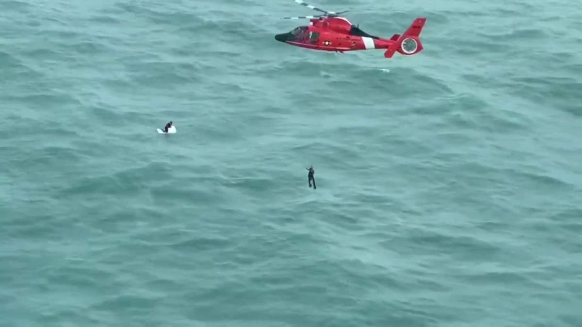 Hombre aferrado a una nevera fue rescatado tras Milton