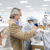 Fernández recorrió una empresa autopartista que fabrica barbijos