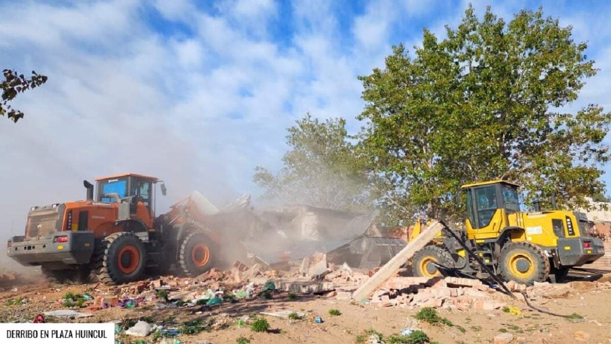 Las máquinas municipales en plena tarea de demolición de la vivienda usada por una banda de narcomenudeo. Fuente (MPF)