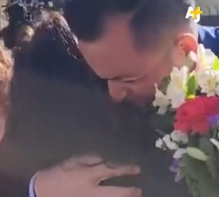 Lippert con su mamá biológica, tras ser robado de niño