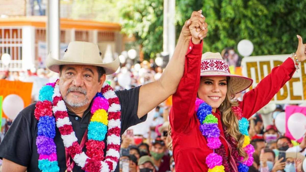 Félix Salgado, candidato defenestrado, y su hija Evelyn, su sustituta
