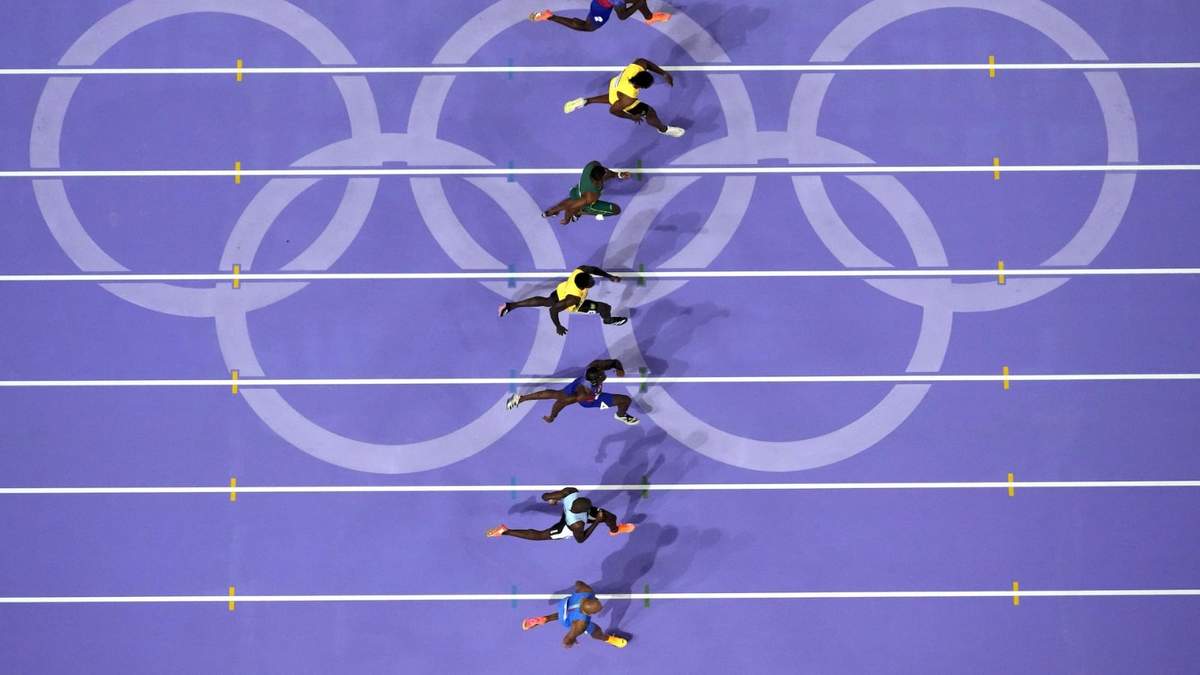 Noah Lyles (tercero desde abajo) corre rumbo a la victoria en la final de los 100 metros masculinos