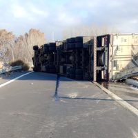 Accidente en ruta 7: camión volcó cerca del empalme con ruta 40
