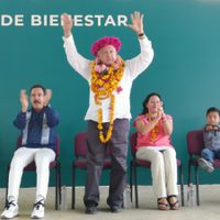 López Obrador y Fayad miden apoyo con porras en Huejutla