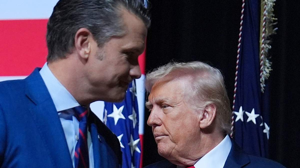 El presidente estadunidense Donald Trump saluda al secretario de Defensa Pete Hegseth entes de hablar en una reunión de comandantes militares de alto rango en la Base del Cuerpo de la Infantería de Marina de Quantico