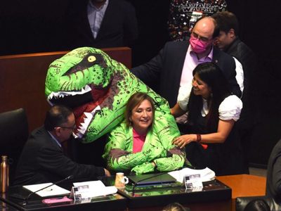 #JurassicPlan: Xóchitl Gálvez llega disfrazada de dinosaurio a la tribuna del Senado (Videos)