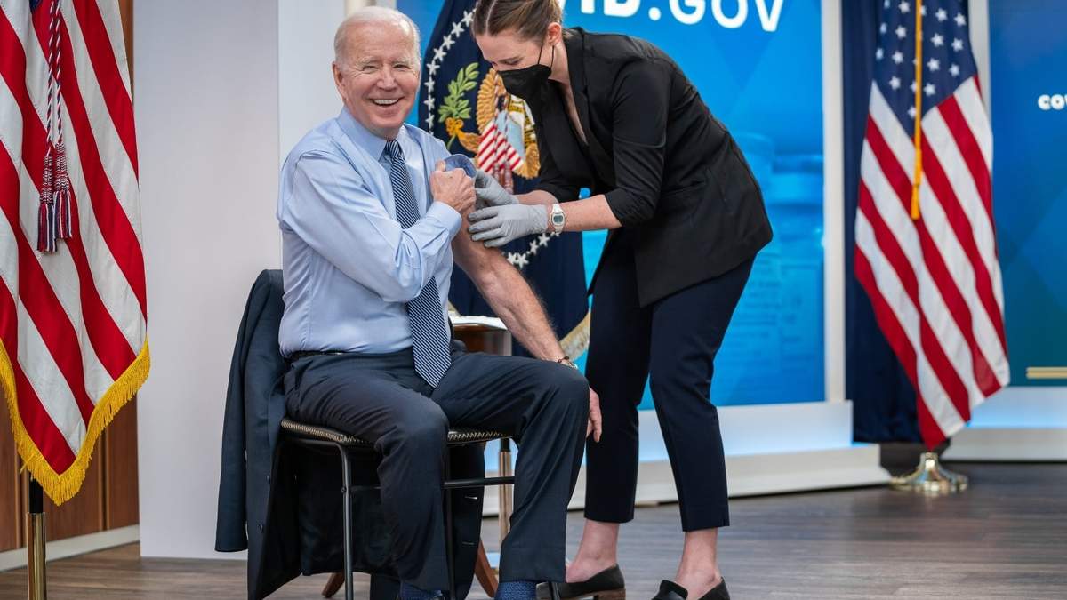 El presidente Joe Biden al recibir su segundo refuerzo