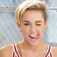 Imperdonable: Miley Cyrus y su terrible elección de vestuario en el estreno de una película