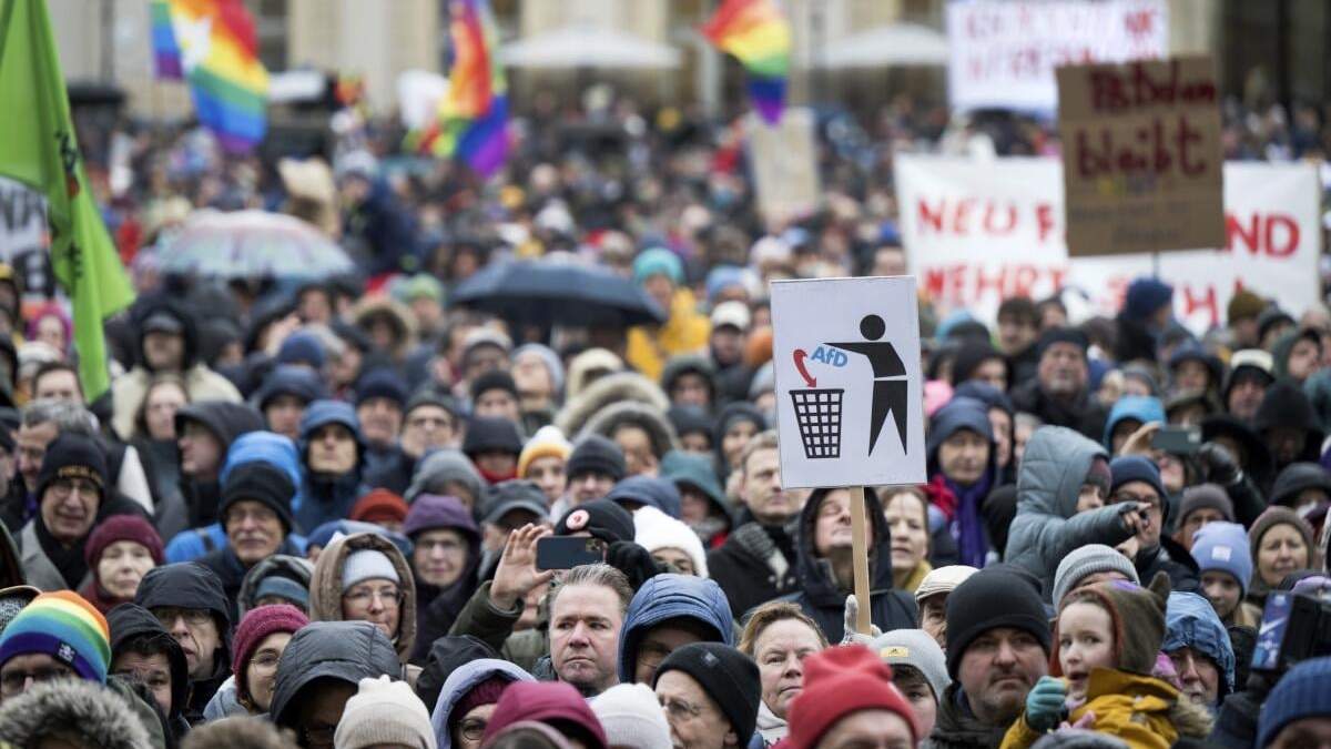 Miles de personas se manifiestan en la plaza Alter Markt contra la ultraderecha, en Potsdam, cerca de Berlín, Alemania