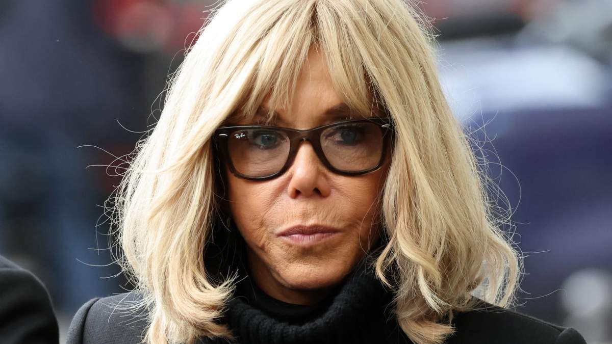 La esposa del presidente francés Brigitte Macron llega a la ceremonia fuera del bar "La Belle Equipe", el jueves 13 de noviembre de 2025 en París como parte de las conmemoraciones del 10mo aniversario de los ataques terroristas en el lugar