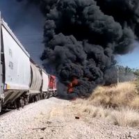 Mueren dos personas por choque de tren y pipa de combustible en Aguascalientes (Videos)