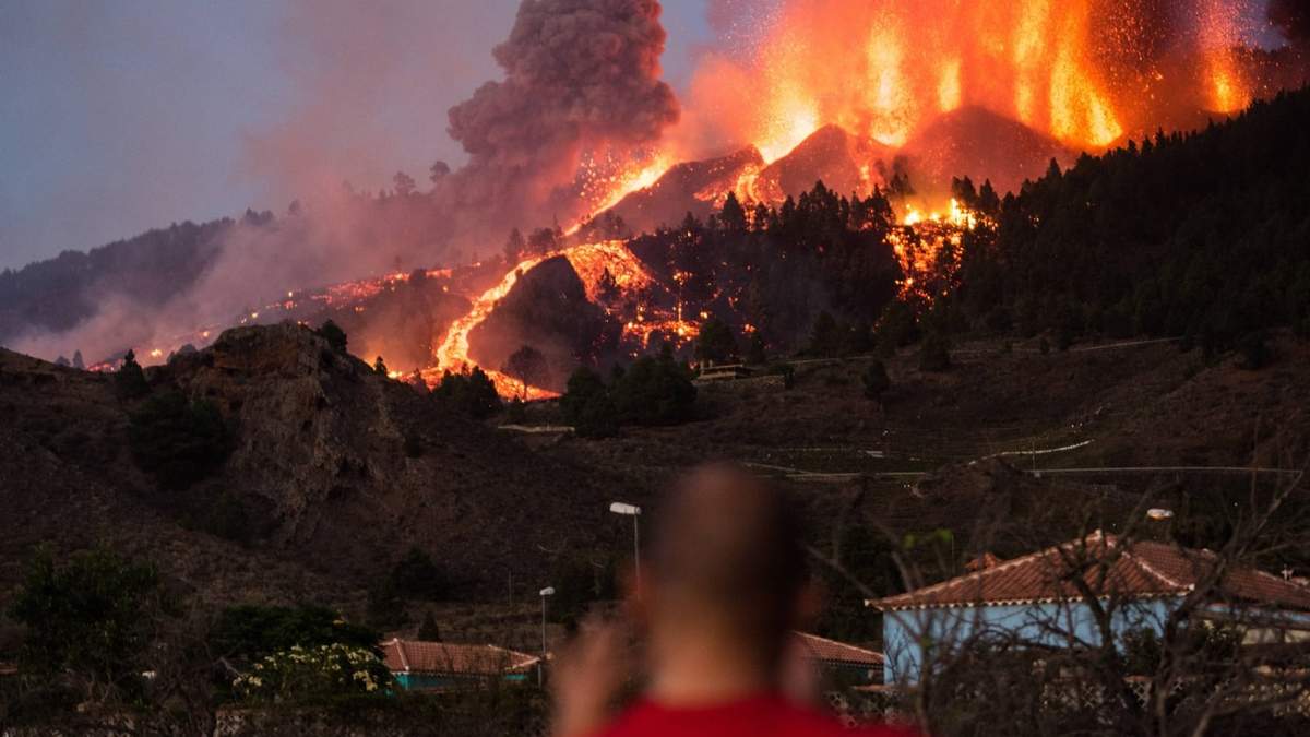 Residente de La Palma observa las explosiones del volcán Cumbre Vieja. Fuente: (Twitter)