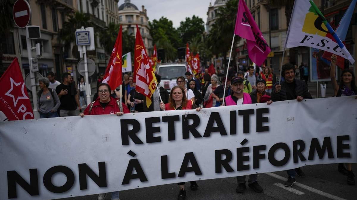 Manifestantes sindicales protestan la reforma al plan de pensiones del presidente de Francia Emmanuel Macron durante la 76ta edición del Festival de Cine de Cannes