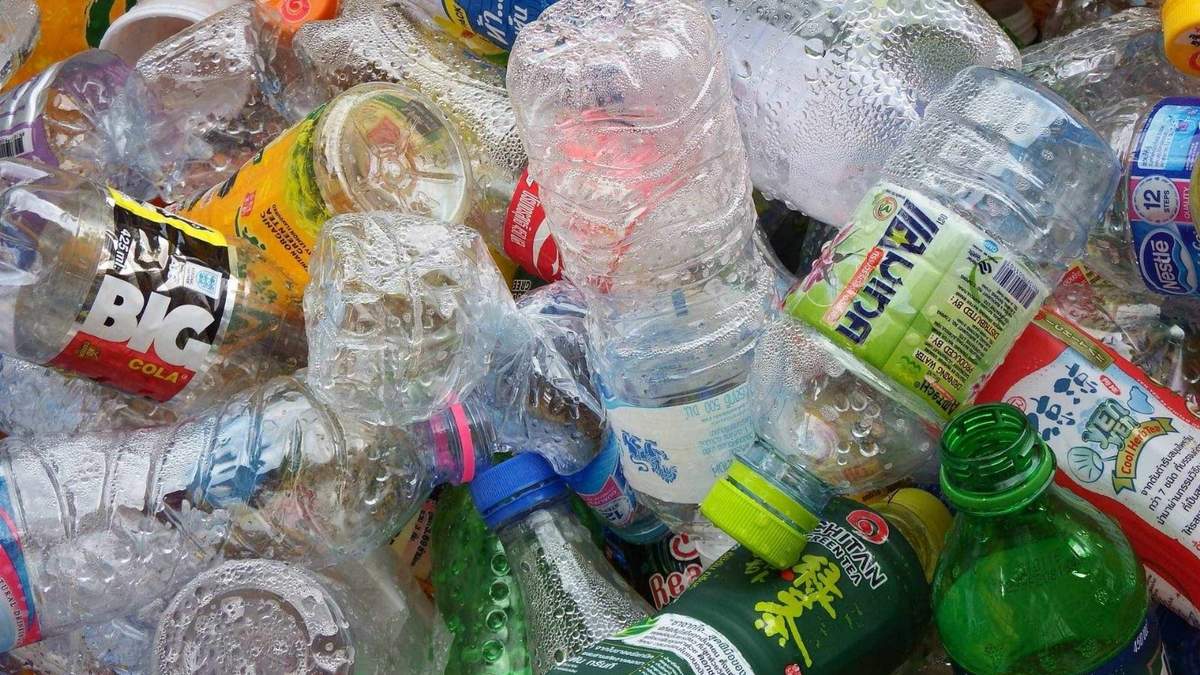 Botellas plásticas. Fuente: (X)