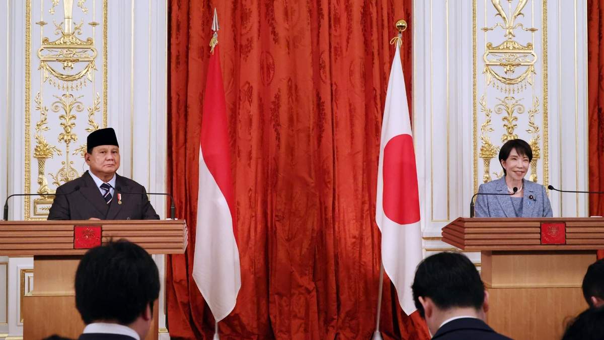 El presidente de Indonesia Prabowo Subianto (izq) con la primera ministra japonesa Sanae Takaichi en la Casa de Huéspedes Akasaka en Tokio, el 31 de marzo del 2026