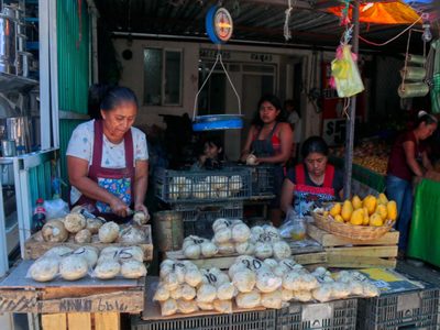 Las madres mexicanas trabajan el doble y ganan la mitad