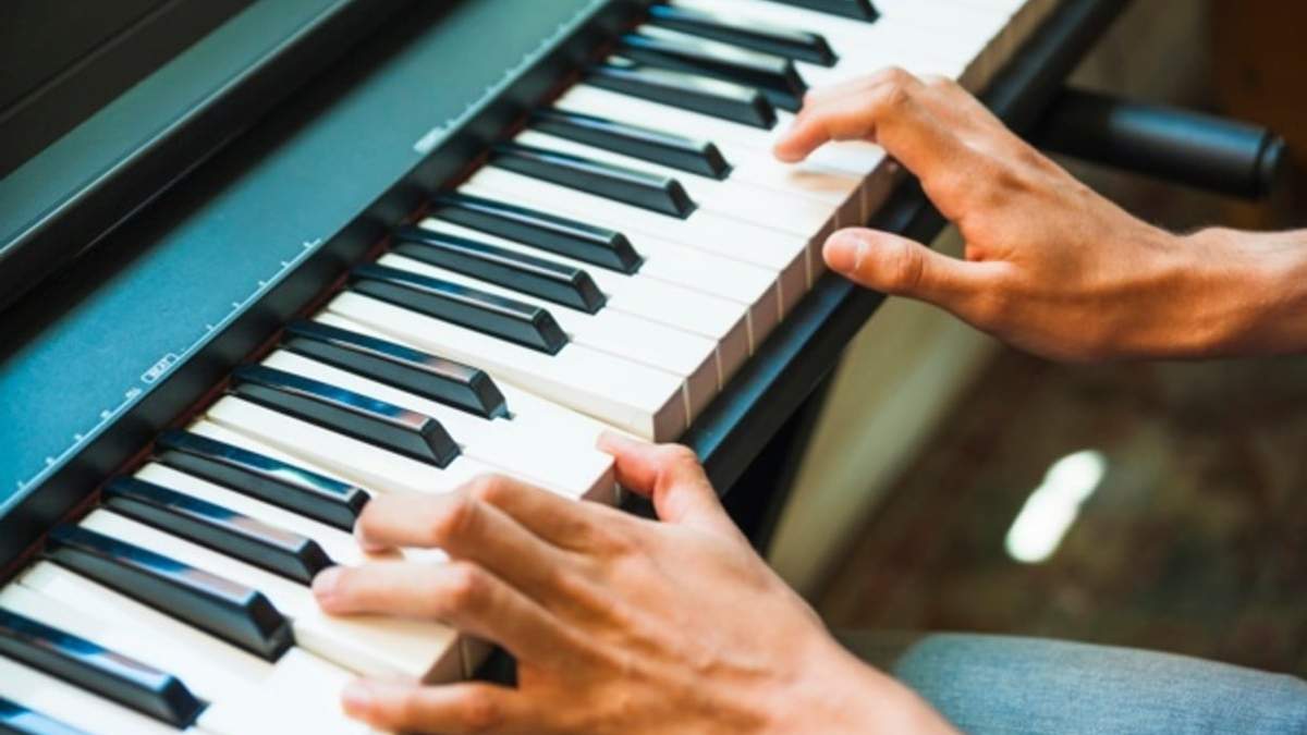 Joven toca un piano eléctrico. Fuente: (Twitter)