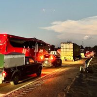 Pobladores cierran la autopista México-Puebla y la federal; automovilistas claman auxilio a la GN
