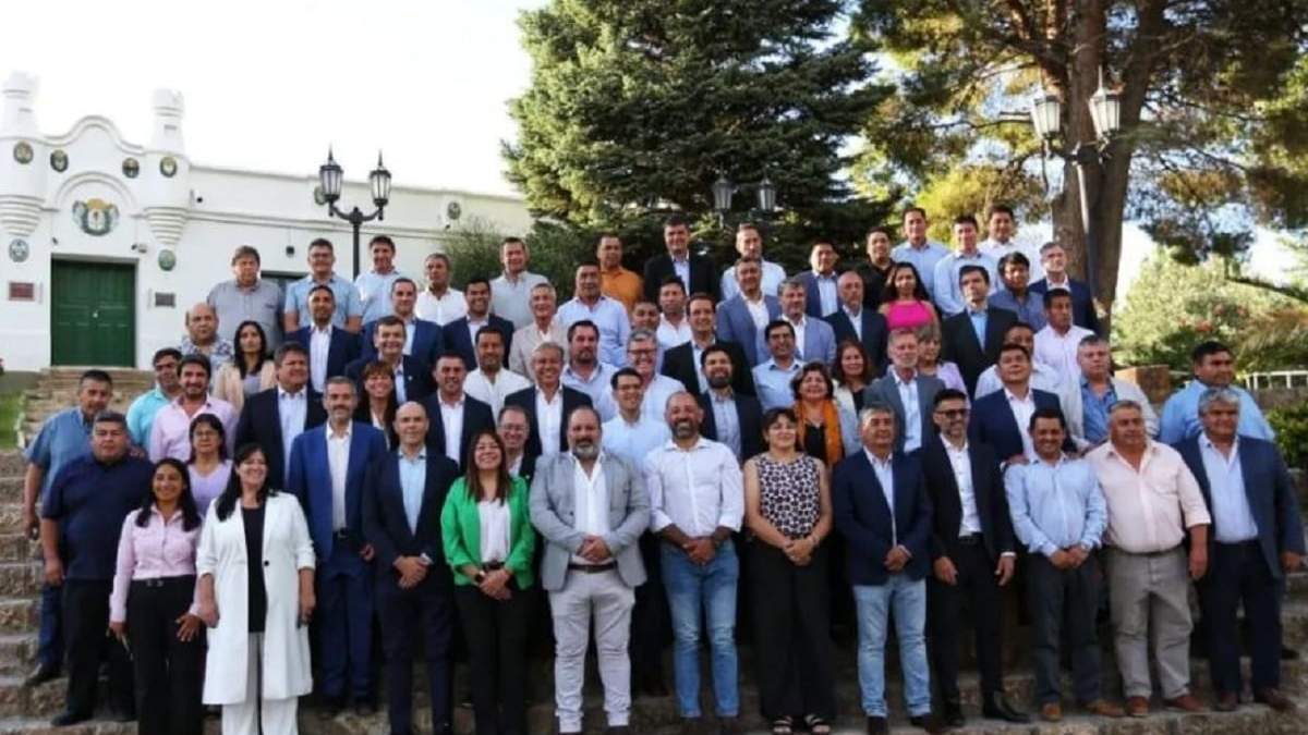 El gobernador, intendentes y presidentes de Comisiones de Fomento luego de la firma del nuevo Pacto de Gobernanza. Fuente: (Gobierno de Neuquén)