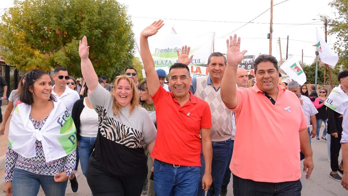Militantes del Frente de Todos de Plaza Huincul junto a los candidatos para las próximas elecciones provinciales. Fuente: (Prensa FdT)