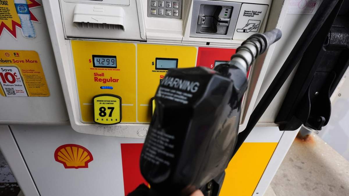 Una pantalla muestra el precio del combustible en una gasolinera en Illinois