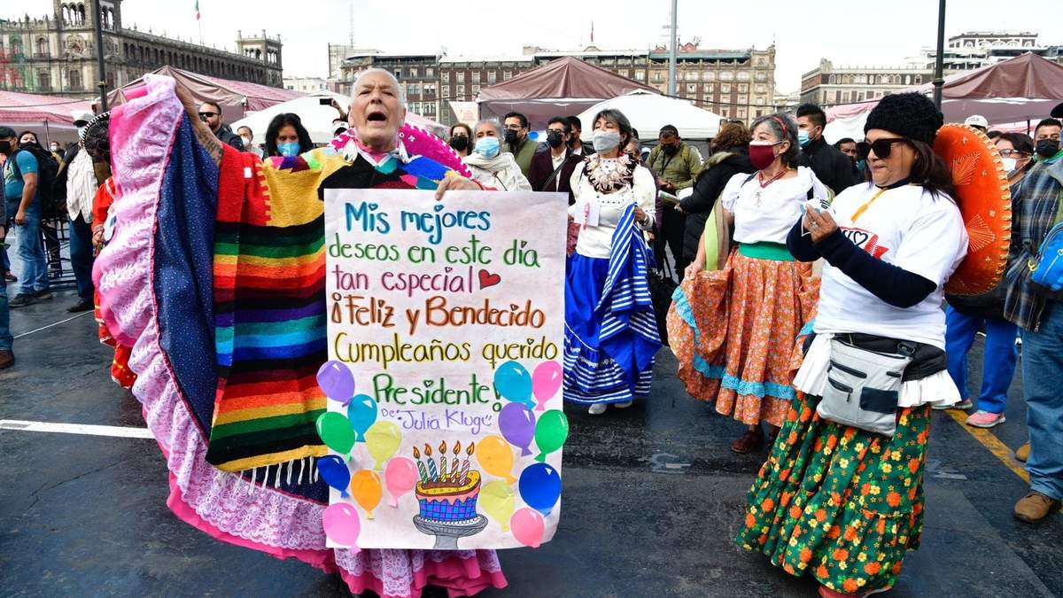 Simpatizantes de López Obrador celebran su cumpleaños 68