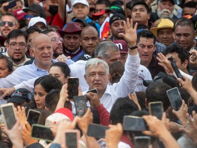 Senadores de oposición denuncian ante el INE la marcha de AMLO