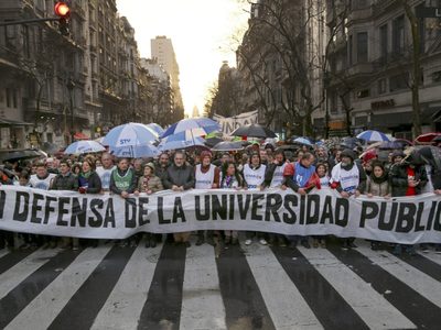 El desplome de los salarios expulsa a los profesores y desangra a la universidad pública argentina
