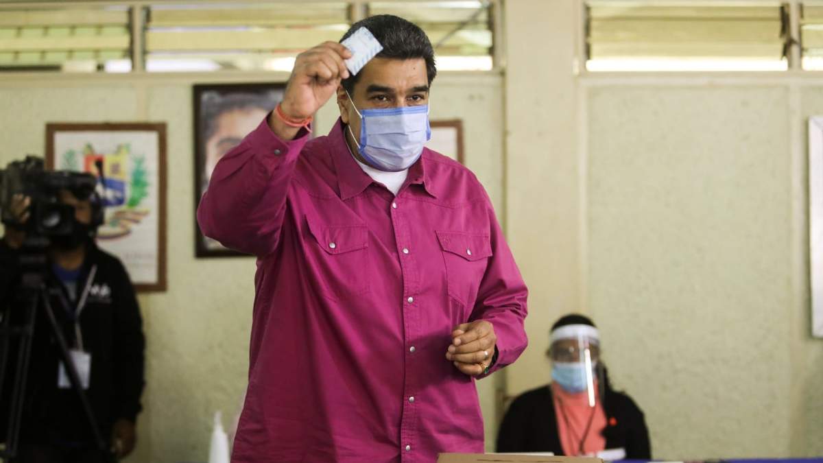 El presidente de Venezuela, Nicolás Maduro, emitiendo su voto ayer en la instalación militar Fuerte Tiuna, en Caracas. Fuente: (Twitter)