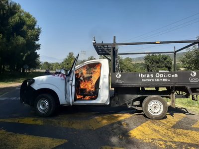 Normalistas queman 10 vehículos para exigir la liberación de tres compañeros en Michoacán