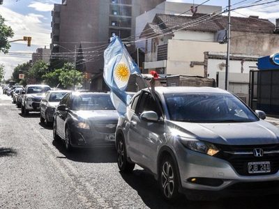 Recordaron en Neuquén a Néstor  Kirchner con una caravana de flores
